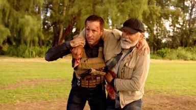Hawaii Five-0 9x10